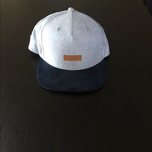 Billabong snap back hat!